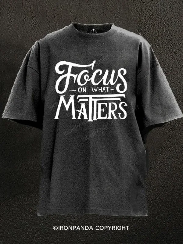 T-shirts with custom slogans for event promotion-Focus On What Matters Washed Gym Shirt