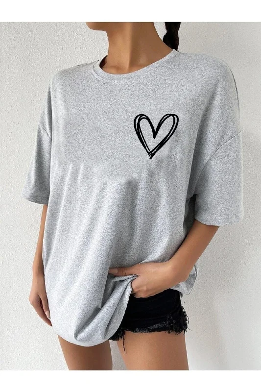 Minimalistic T-shirts for simple, modern outfits-Minimal Heart Print Oversize Tshirt.